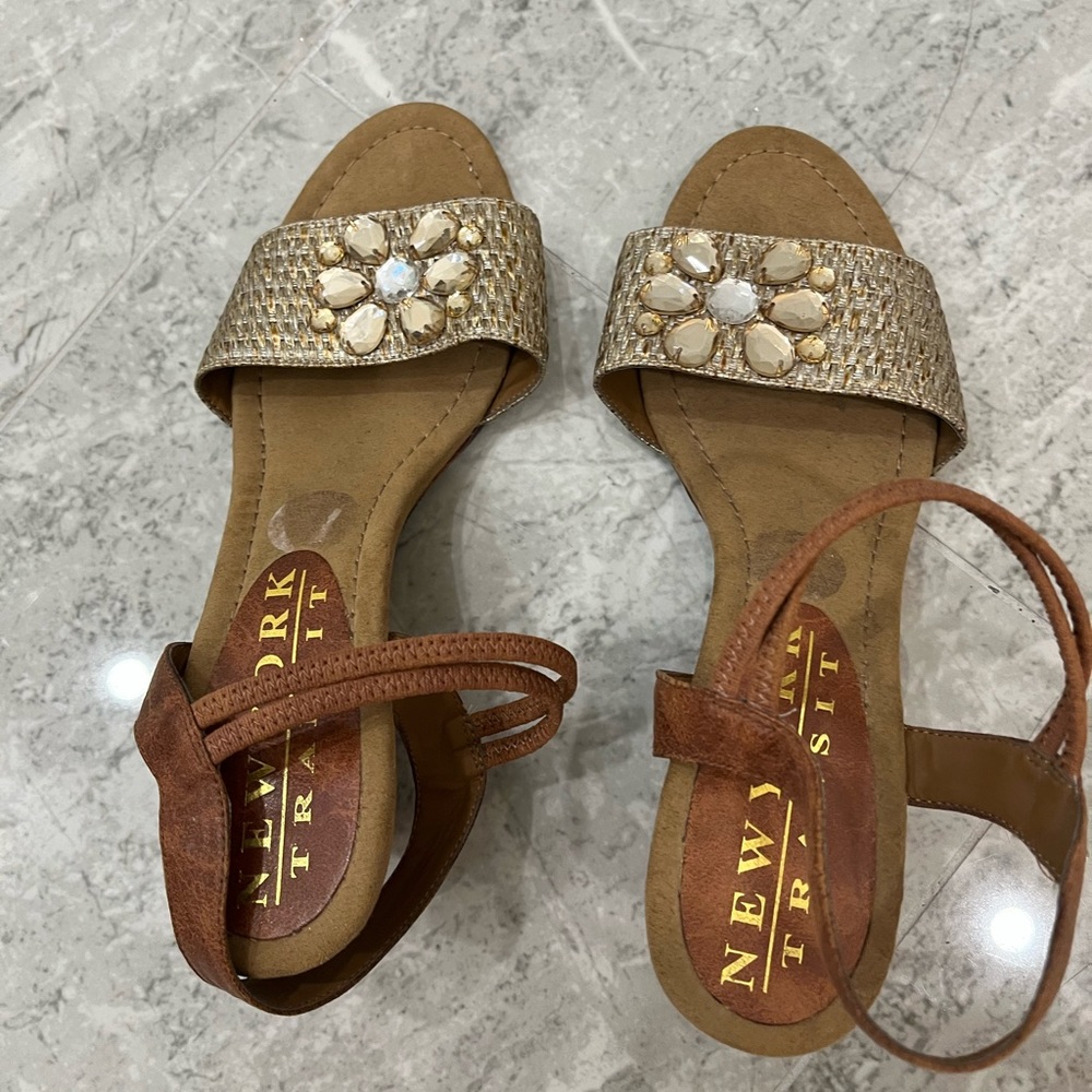 New York Transit Gold/Brown Wedge Floral sandals in Size 8M.